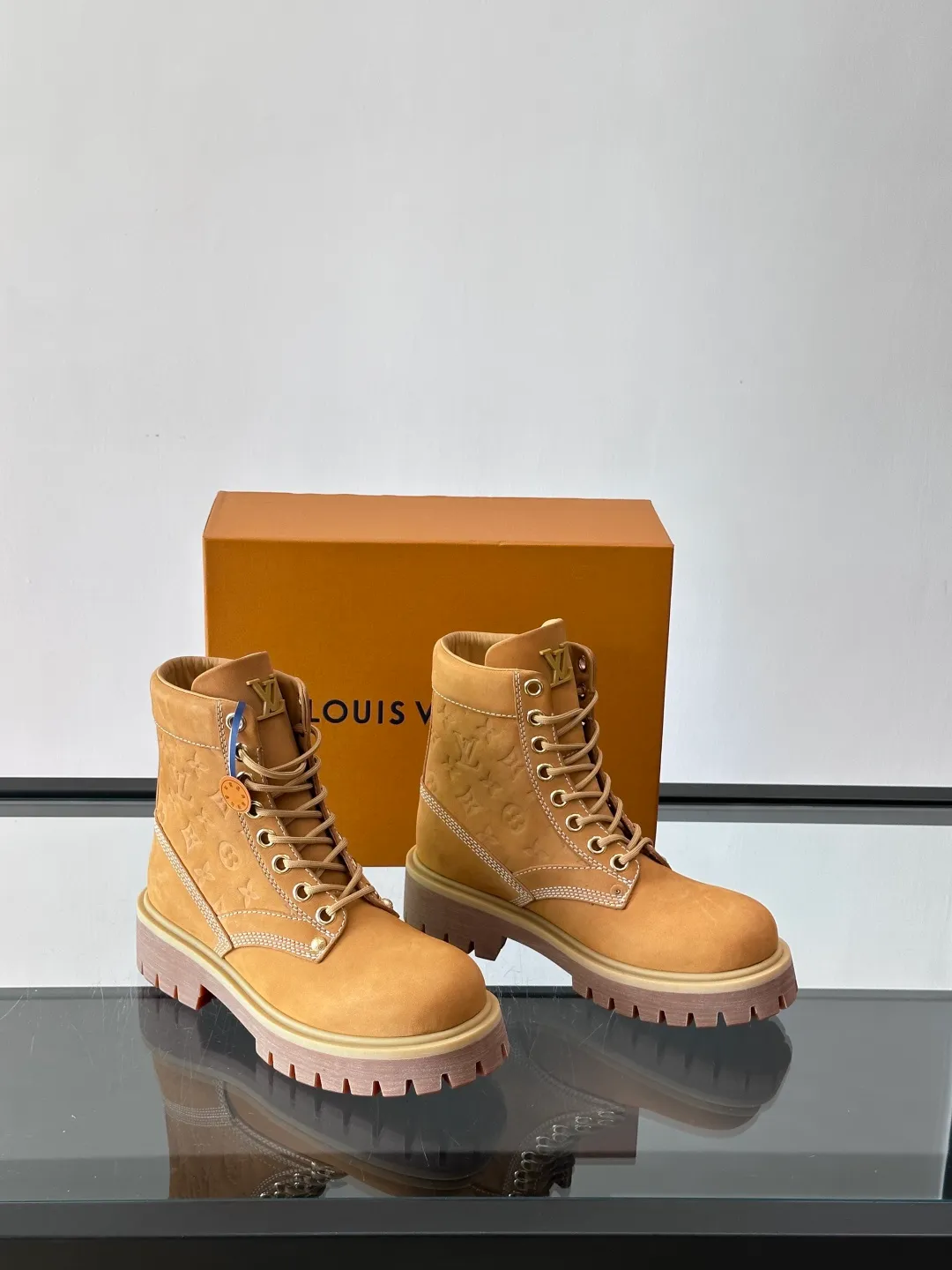 [L Home] Top P: 920💰 Size: 39-44 (45 can be customized) LOUIS VUITTON Louis Vuitton ss25 LV Donkey brand new thick-soled lace-up big-toe shoes men's casual shoes high-top short boots. These boots are crafted from top-grain calf leather for a lightweight and comfortable fit. The thick EVA outsole is embellished with eye-catching ridges, and the trendy attitude of being both strong and soft makes it an everyday choice. ✔Upper: imported first-layer cowhide ✔Lining: cowhide ✔Outsole: original molded outsole